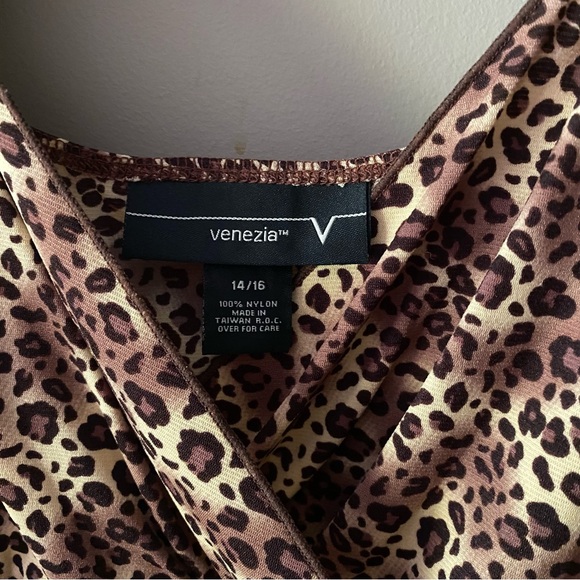 Venezia animal print plus size sleeveless tunic top. - Picture 6 of 7